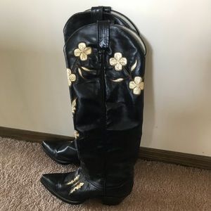 Kneee length COWGIRL Boots! 🖤